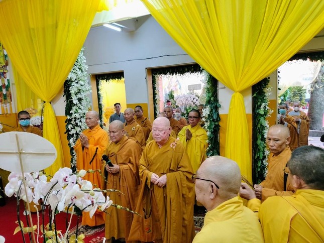 Chư tôn đức Ban Trị sự GHPGVN quận 11 viếng tang chiều ngày 17-10