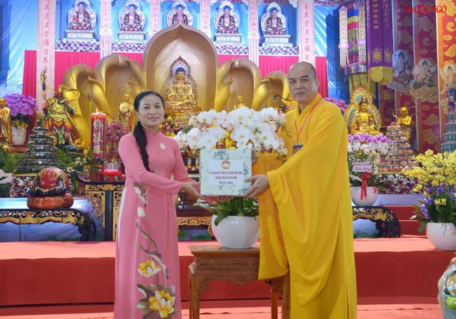 Thượng tọa Thích Truyền Cường đón nhận phần quà chúc mừng từ Ủy ban MTTQVN TP.HCM