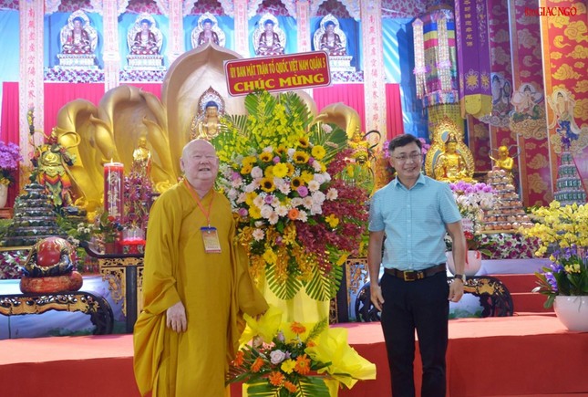 Nhiều lẵng hoa chúc mừng sự kiện trọng đại của Phật giáo người Hoa