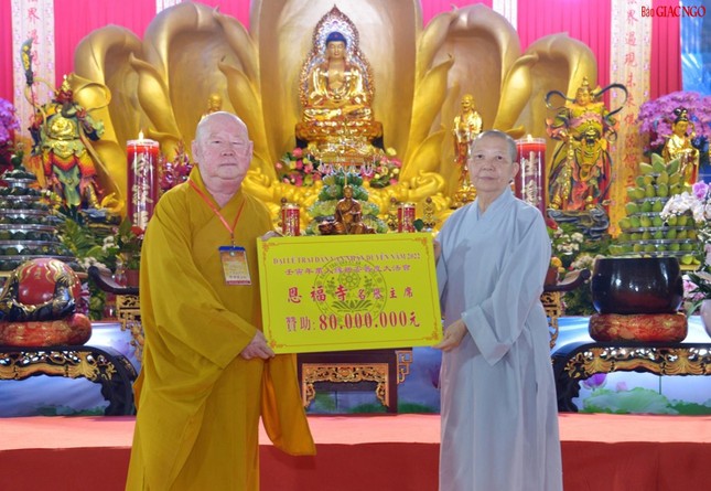 Thượng tọa Thích Duy Trấn đón nhận tịnh tài hỷ cúng
