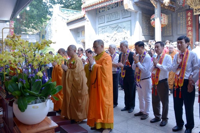 Chư tôn đức và đại diện Hội quán Nghĩa An - thành viên Ban Tổ chức cung kính tác bạch cúng dường Chư tôn đức và đại diện Hội quán Nghĩa An - thành viên Ban Tổ chức cung kính tác bạch cúng dường