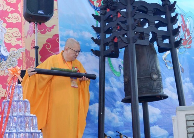 Thượng tọa Thích Liễu Minh, Phó ban Tổ chức, Phó ban Đại diện Phật giáo người Hoa cử hành nghi lễ, bắt đầu pháp sự cúng dường Thượng tọa Thích Liễu Minh, Phó ban Tổ chức, Phó ban Đại diện Phật giáo người Hoa cử hành nghi lễ, bắt đầu pháp sự cúng dường