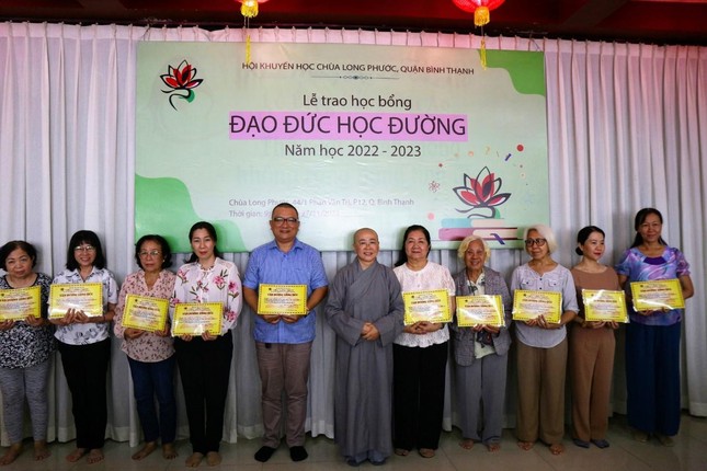 Ni sư Huệ Dâng tri ân sự chung tay, đóng góp của mạnh thường quân cho học bổng