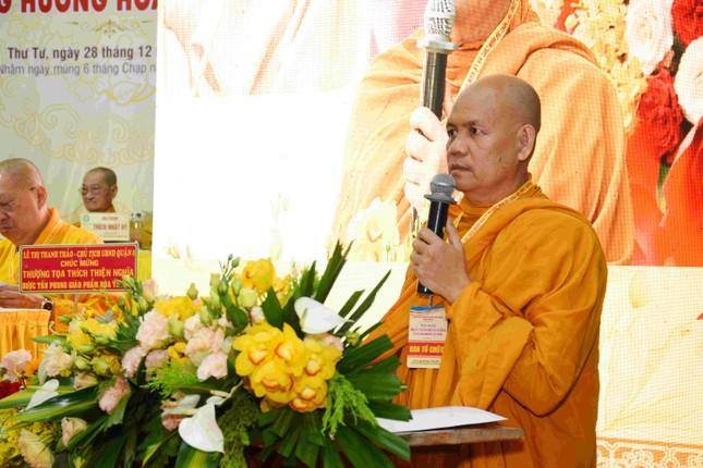 Thượng tọa Thích Giác Nhuận đọc báo cáo tổng kết