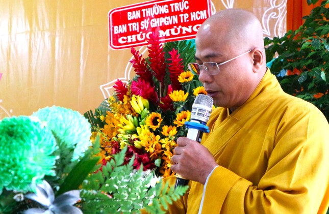 Đại đức Thích Đức Dũng báo cáo công tác Phật sự trong năm 2022 của Phật giáo quận 11