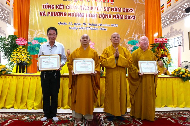 Hòa thượng Thích Lệ Trang trao bằng tuyên duyên công đức của Ban Trị sự GHPGVN TP đến chư tôn đức, thành viên Ban Trị sự GHPGVN quận 11