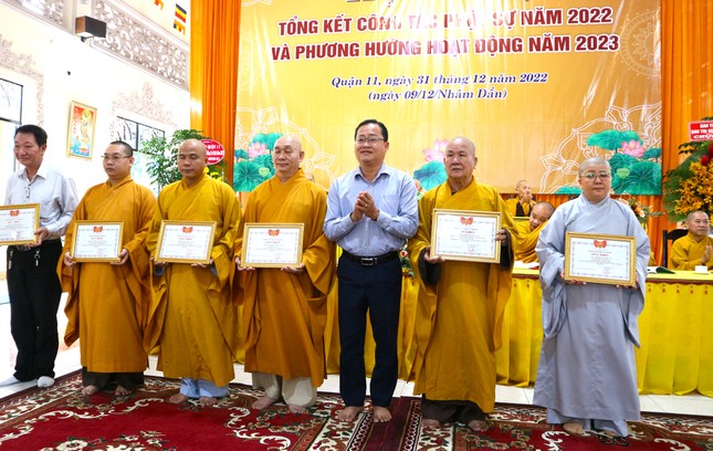 Ủy ban MTTQVN quận 11 trao tặng bằng khen đến các nhân, tập thể đạt thành tích xuất sắc trong công tác Phật sự tại địa phương