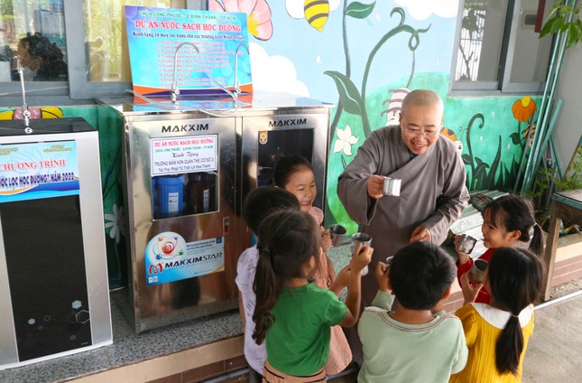 Các em học sinh trường Mầm non Quán Thẻ 2 (H.Thuận Nam) dùng nước lọc tại nguồn