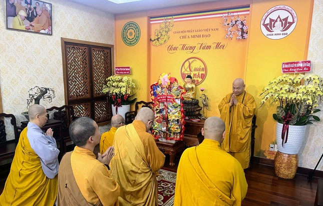 Chư tôn đức Ban Trị sự GHPGVN Q.6 khánh tuế Hòa thượng Chủ tịch Hội đồng Trí sự