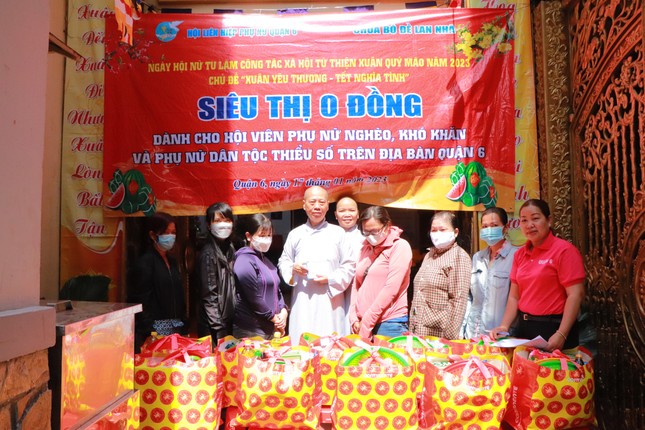 Ni sư Thích nữ Như Hiền gửi tặng quà đến người có hoàn cảnh khó khăn Ni sư Thích nữ Như Hiền gửi tặng quà đến người có hoàn cảnh khó khăn