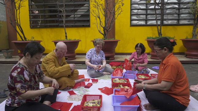 Hòa thượng Thích Duy Trấn và Phật tử chuẩn bị bao lì xì và quà để trao tặng những trường hợp đặc biệt Hòa thượng Thích Duy Trấn và Phật tử chuẩn bị bao lì xì và quà để trao tặng những trường hợp đặc biệt