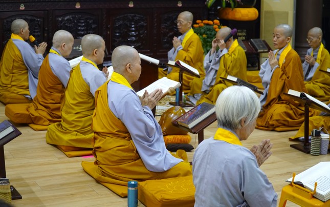 Phật tử trì kinh theo sự hướng dẫn của chư tôn đức Ni Phật tử trì kinh theo sự hướng dẫn của chư tôn đức Ni