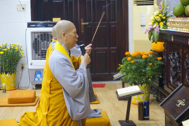 Ni sư Thích nữ Như Hiền, trụ trì chùa Bồ Đề Lan Nhã niêm hương bạch Phật Ni sư Thích nữ Như Hiền, trụ trì chùa Bồ Đề Lan Nhã niêm hương bạch Phật