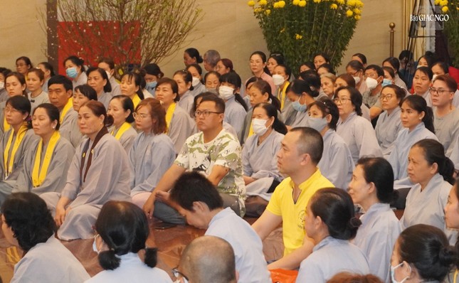 19 giờ tối nay, Phật tử vẫn vân tập đông đủ tại Pháp hội Dược Sư