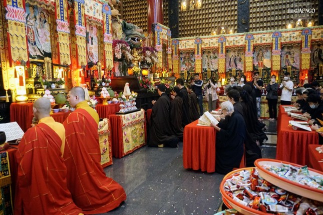 Chư tôn đức chùa Vạn Phật và Phật tử tụng kinh tại chánh điện chùa Vạn Phật