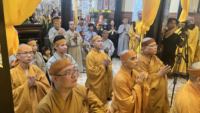 Hướng lên Giác linh ân sư