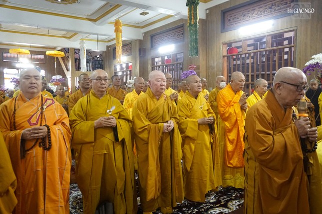 Chư tôn đức thành kính dâng hương tưởng niệm Hòa thượng Thích Khánh Anh Chư tôn đức thành kính dâng hương tưởng niệm Hòa thượng Thích Khánh Anh