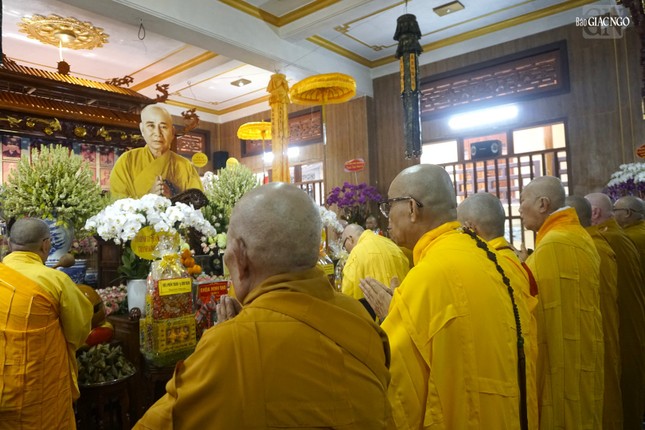 Chư tôn đức giáo phẩm thành kính dâng hương cúng dường Giác linh Tổ Khánh Anh Chư tôn đức giáo phẩm thành kính dâng hương cúng dường Giác linh Tổ Khánh Anh