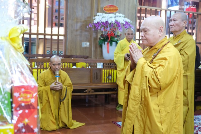Hòa thượng Chủ tịch Hội đồng Trị sự đảnh lễ, dâng hương tưởng niệm Tổ Khánh Anh, Đệ nhị Pháp chủ Tăng-già Nam Việt - Ảnh: Chúc Nhật Hòa thượng Chủ tịch Hội đồng Trị sự đảnh lễ, dâng hương tưởng niệm Tổ Khánh Anh, Đệ nhị Pháp chủ Tăng-già Nam Việt - Ảnh: Chúc Nhật