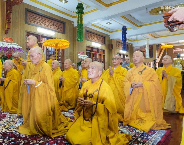 Hòa thượng Thích Thiện Pháp, Phó Chủ tịch Thường trực Hội đồng Trị sự kiêm Trưởng ban Kiểm soát T.Ư, cùng chư tôn đức Hội đồng Trị sự tưởng niệm Tổ Khánh Anh, sáng 18-2 - Ảnh: Chúc Nhật Hòa thượng Thích Thiện Pháp, Phó Chủ tịch Thường trực Hội đồng Trị sự kiêm Trưởng ban Kiểm soát T.Ư, cùng chư tôn đức Hội đồng Trị sự tưởng niệm Tổ Khánh Anh, sáng 18-2 - Ảnh: Chúc Nhật