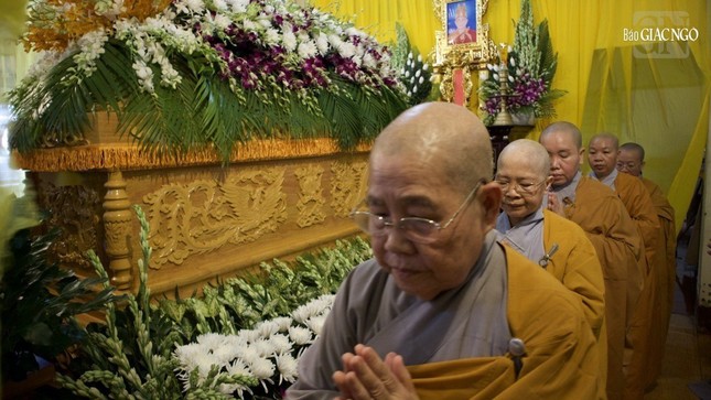 Ni trưởng Thích nữ Từ Nhẫn hữu nhiễu kim quan Ni trưởng Thích nữ Từ Nhẫn hữu nhiễu kim quan