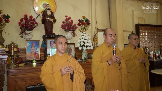 Đại đức Thích Quảng Hậu, Chủ nhiệm nhiệm CLB Phóng viên - Cộng tác viên báo Giác Ngộ cùng đoàn kính viếng Đại đức Thích Quảng Hậu, Chủ nhiệm nhiệm CLB Phóng viên - Cộng tác viên báo Giác Ngộ cùng đoàn kính viếng