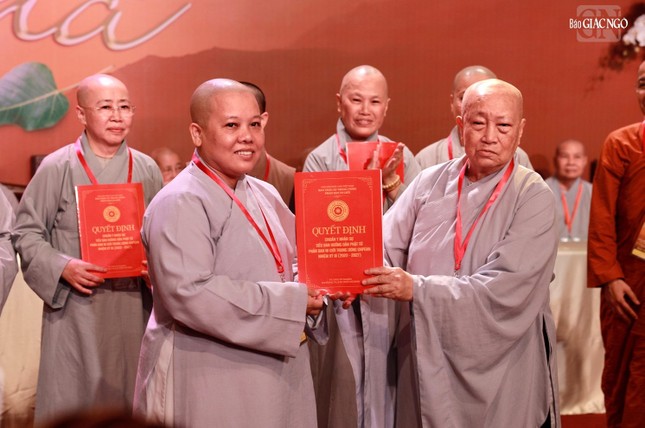 Ni trưởng Thích nữ Như Như trao quyết định đến thành viên Tiểu ban