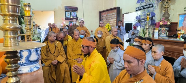 Môn đồ đệ tử và hiếu quyến đối trước Giác linh đường. Ảnh: PGCG Môn đồ đệ tử và hiếu quyến đối trước Giác linh đường. Ảnh: PGCG