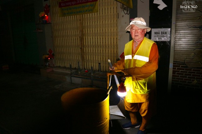 Hòa thượng Thích Duy Trấn vệ sinh đường phố vào 5 giờ sáng nay, xuất phát từ chùa Liên Hoa, phường 8