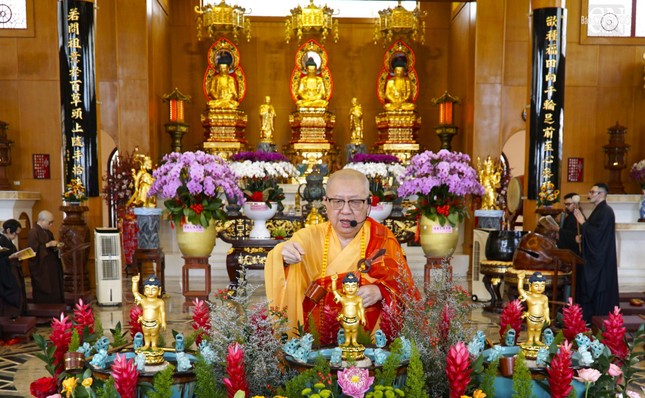 Thượng tọa Thích Liễu Minh, trụ trì Thảo Đường thiền tự cử hành nghi thức Mộc dục