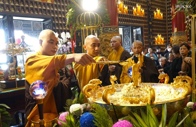 Chư Tăng chùa Vạn Phật cử hành nghi thức Tắm Phật