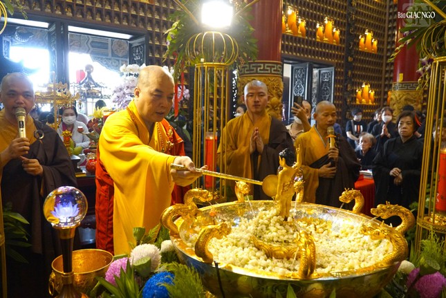 Thượng tọa Thích Truyền Cường cử hành nghi lễ Tắm Phật