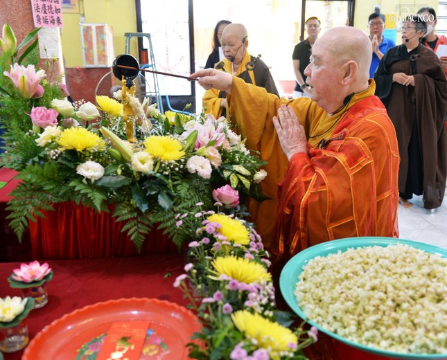 Hòa thượng Thích Duy Trấn cử hành lễ Mộc dục trong tiếng niệm hồng danh Đức Phật Bổn Sư