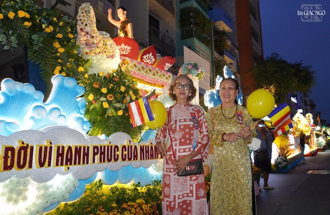 Phật tử Hoa Trí cùng bạn đạo tham dự lễ rước Phật Phật tử Hoa Trí cùng bạn đạo tham dự lễ rước Phật