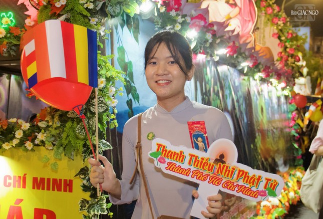 Bạn trẻ Nguyễn Ngọc Yến Nhi hạnh phúc khi được rước Phật - Ảnh: Bá Nam Bạn trẻ Nguyễn Ngọc Yến Nhi hạnh phúc khi được rước Phật - Ảnh: Bá Nam