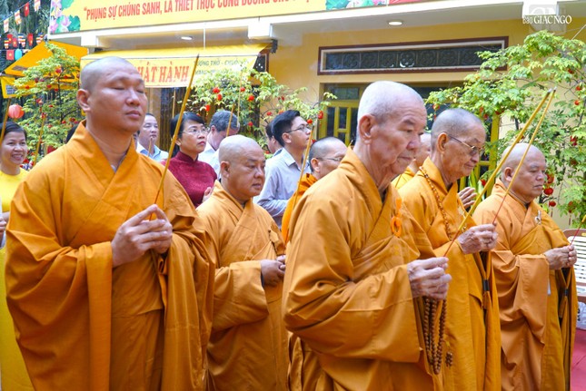 Chư tôn đức niêm hương, bạch Phật, khai kinh mừng Khánh đản