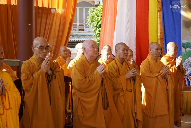 Chư tôn đức cử hành nghi thức niệm Phật