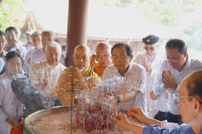 Dâng hương tại đền Quốc tổ Lạc Long Quân Dâng hương tại đền Quốc tổ Lạc Long Quân