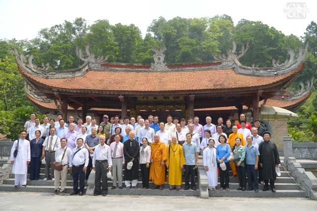 Lưu niệm tại đền Quốc tổ Lạc Long Quân Lưu niệm tại đền Quốc tổ Lạc Long Quân