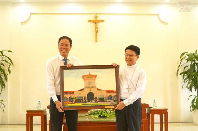 Giám mục Kiều Công Tùng đón nhận bức tranh do Phó Chủ tịch Thường trực Ủy ban MTTQVN TP.HCM Nguyễn Thành Trung trao tặng Giám mục Kiều Công Tùng đón nhận bức tranh do Phó Chủ tịch Thường trực Ủy ban MTTQVN TP.HCM Nguyễn Thành Trung trao tặng