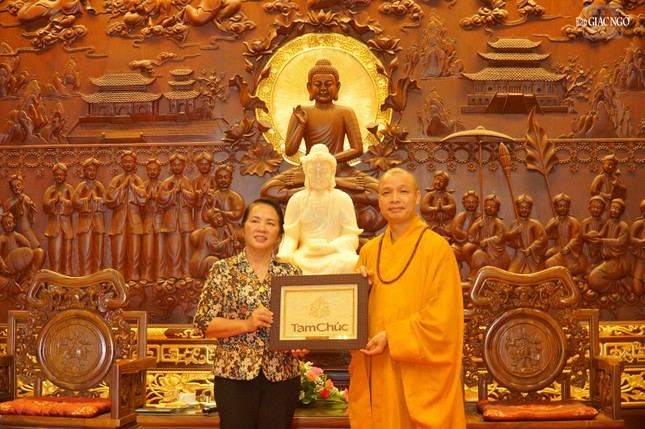 Thượng tọa Thích Minh Quang trao tặng bức tranh lưu niệm đến đoàn công tác Thượng tọa Thích Minh Quang trao tặng bức tranh lưu niệm đến đoàn công tác