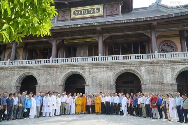 Các đại biểu chụp ảnh lưu niệm tại chùa Tam Chúc Các đại biểu chụp ảnh lưu niệm tại chùa Tam Chúc