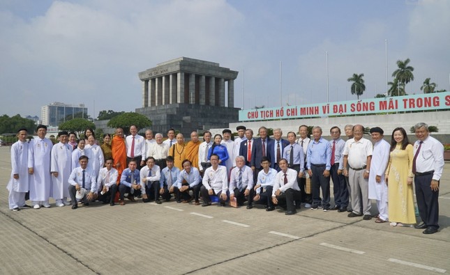 Lưu niệm bên Lăng Chủ tịch Hồ Chí Minh Lưu niệm bên Lăng Chủ tịch Hồ Chí Minh