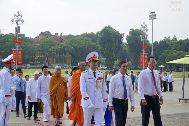 Đoàn đại biểu vào lăng viếng Chủ tịch Hồ Chí Minh Đoàn đại biểu vào lăng viếng Chủ tịch Hồ Chí Minh