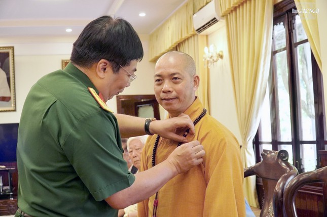 Thượng tọa Thích Quang Thạnh nhận huy hiệu Hồ Chí Minh Thượng tọa Thích Quang Thạnh nhận huy hiệu Hồ Chí Minh