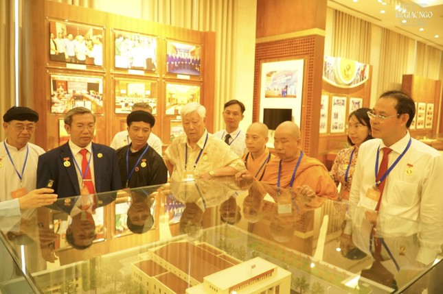 Đoàn tham quan tòa nhà Quốc Hội Đoàn tham quan tòa nhà Quốc Hội