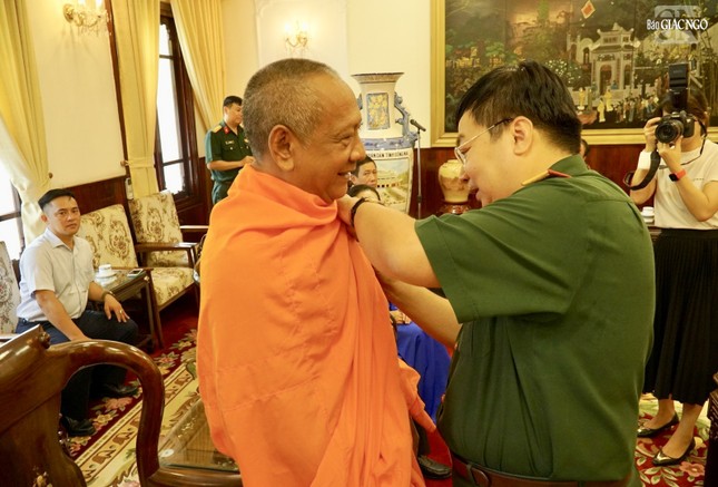 Trao kỷ niệm chương đến thành viên đoàn Trao kỷ niệm chương đến thành viên đoàn