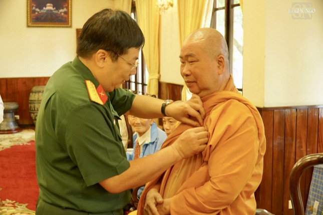 Cài huy hiệu Hồ Chí Minh đến Hòa thượng Thích Giác Pháp Cài huy hiệu Hồ Chí Minh đến Hòa thượng Thích Giác Pháp