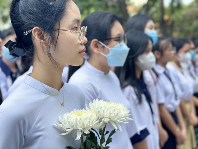 Các nữ sinh tưởng niệm liệt nữ Quách Thị Trang trước khi nhận học bổng Các nữ sinh tưởng niệm liệt nữ Quách Thị Trang trước khi nhận học bổng