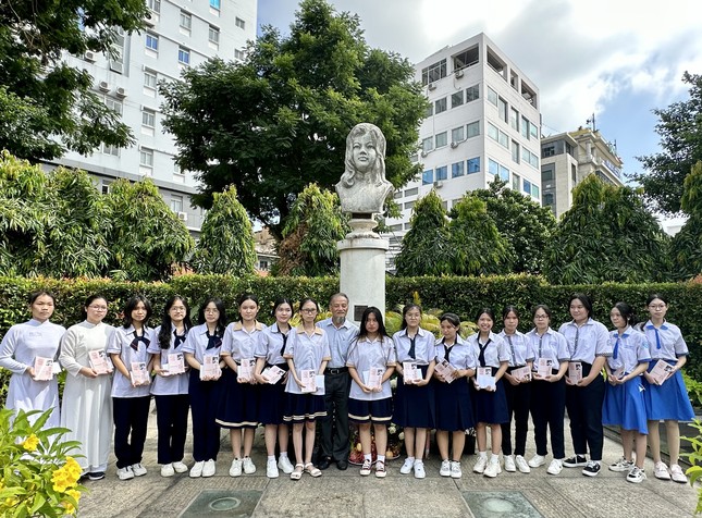 94 suất học bổng được trao tặng đến các nữ sinh đang học lớp 11, tại TP.HCM 94 suất học bổng được trao tặng đến các nữ sinh đang học lớp 11, tại TP.HCM